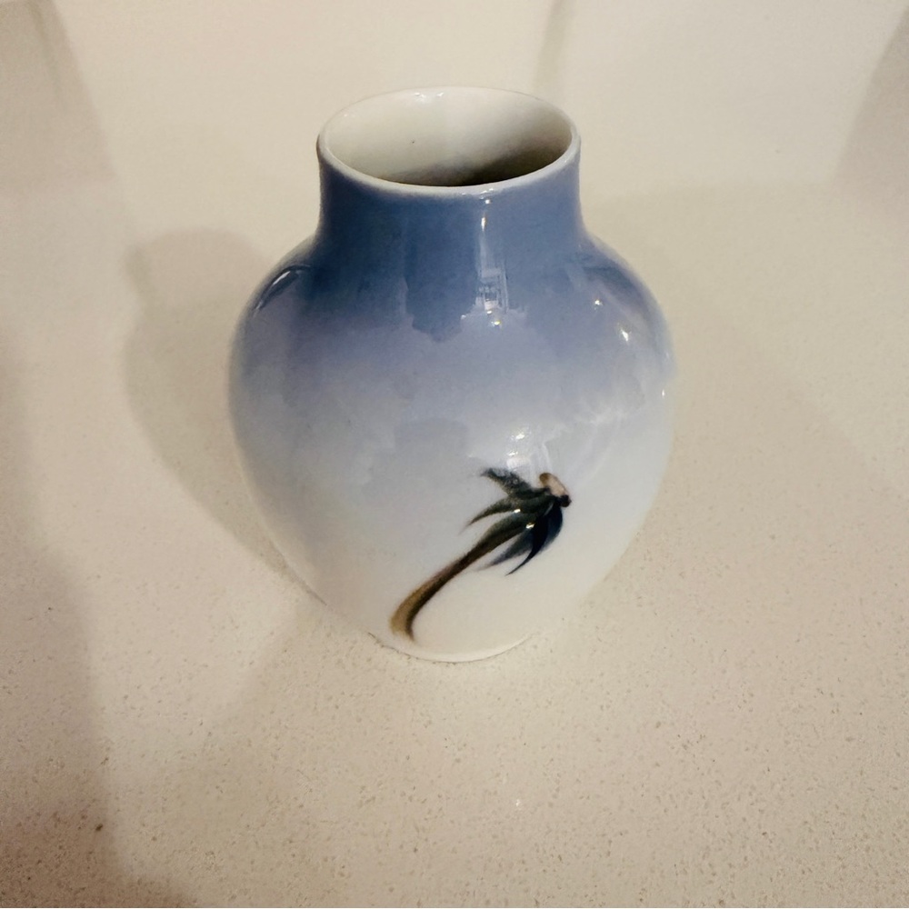 Royal Coppenhagen 4 inch dandelion vintage vase #2639 - Picture 2 of 4